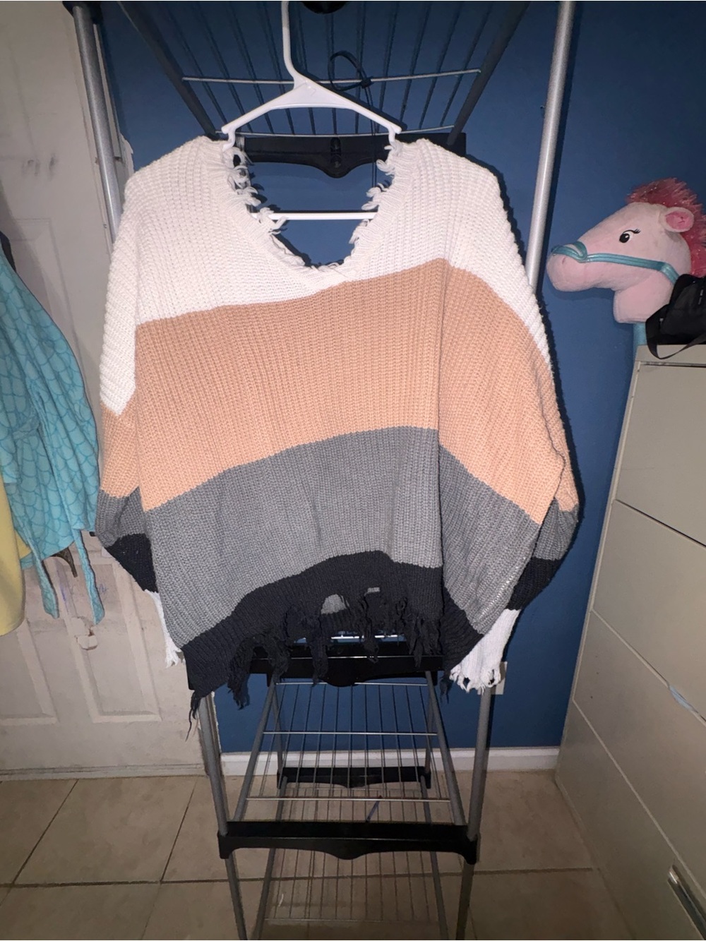 Rue21 Distressed Colorblock V-Neck Sweater in White, Peach, Gray, Black